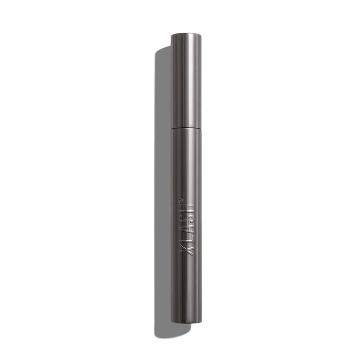Xlash Drama Tinted Primer -ripsivärinpohjustaja tyylikkäässä tumman harmaassa hylsyssä.