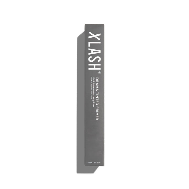 Xlash Drama Tinted Primer -ripsivärinpohjustaja harmaassa pahvi pakkauksessa.
