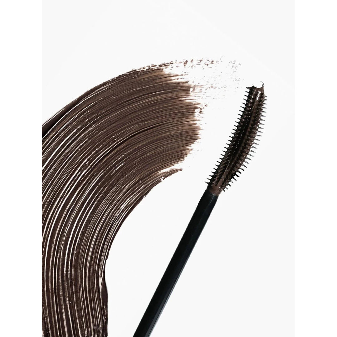 Xlash Drama Tinted Primer -ripsivärinpohjustajan siro silikoniharja, jossa on tummanruskeaa primeria.