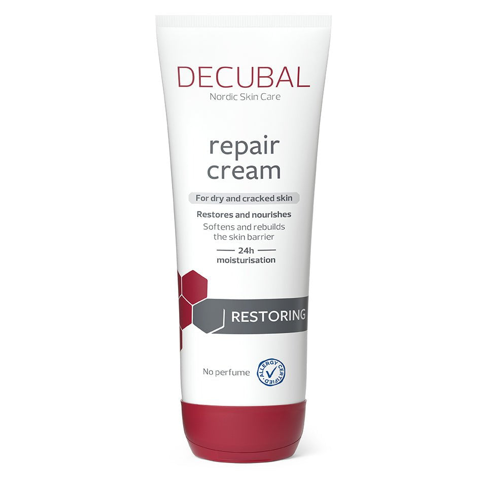 Kuva Decubal Repair Cream -tuotteesta: Erittäin ravitseva ja kosteuttava voide kuivalle iholle, sisältää keramideja ja B3-vitamiinia Lievittää punoitusta, kutinaa ja hilseilyä Sopii erittäin kuivalle, herkälle ja halkeilevalle iholle Atooppiselle iholle, psoriasisläiskiin, kyynär- ja kantapäille sekä käsille