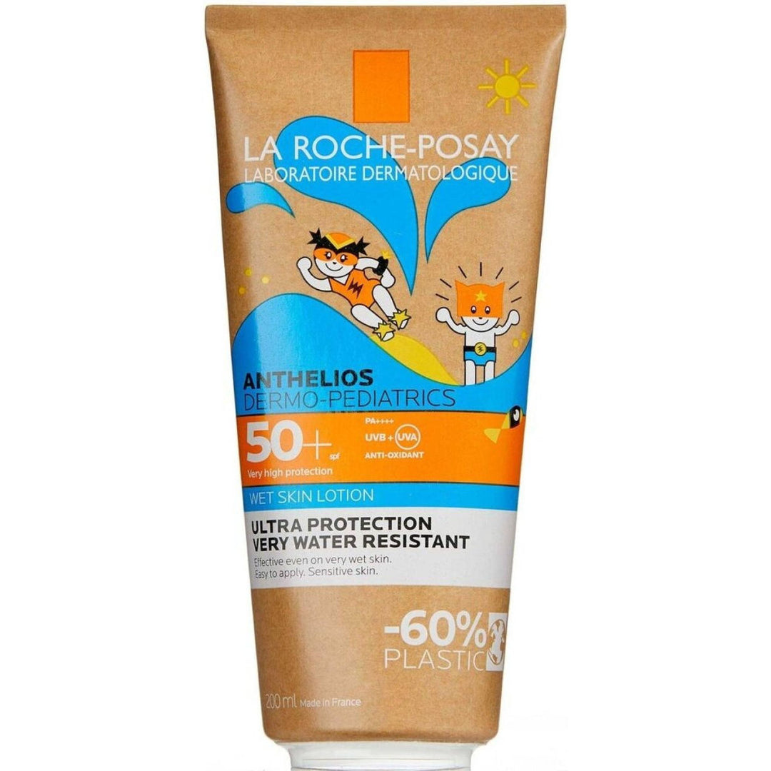 La Roche-Posay Anthelios Wet Skin SPF50+ Aurinkosuoja lapsille -tuotekuvaus, erittäin korkea ja laajakirjoinen suoja lapsen herkälle iholle, voidaan levittää kuivalle tai kostealle iholle, erittäin vedenkestävä, sopii herkälle ja aurinkoherkälle iholle, kasvoille ja vartalolle, helppo levittää raikas ja kevyt voide, ei jätä valkoisia jälkiä, muodostaa näkymättömän kalvon iholle, suojaa tehokkaasti, ympäristöystävällinen tuubi