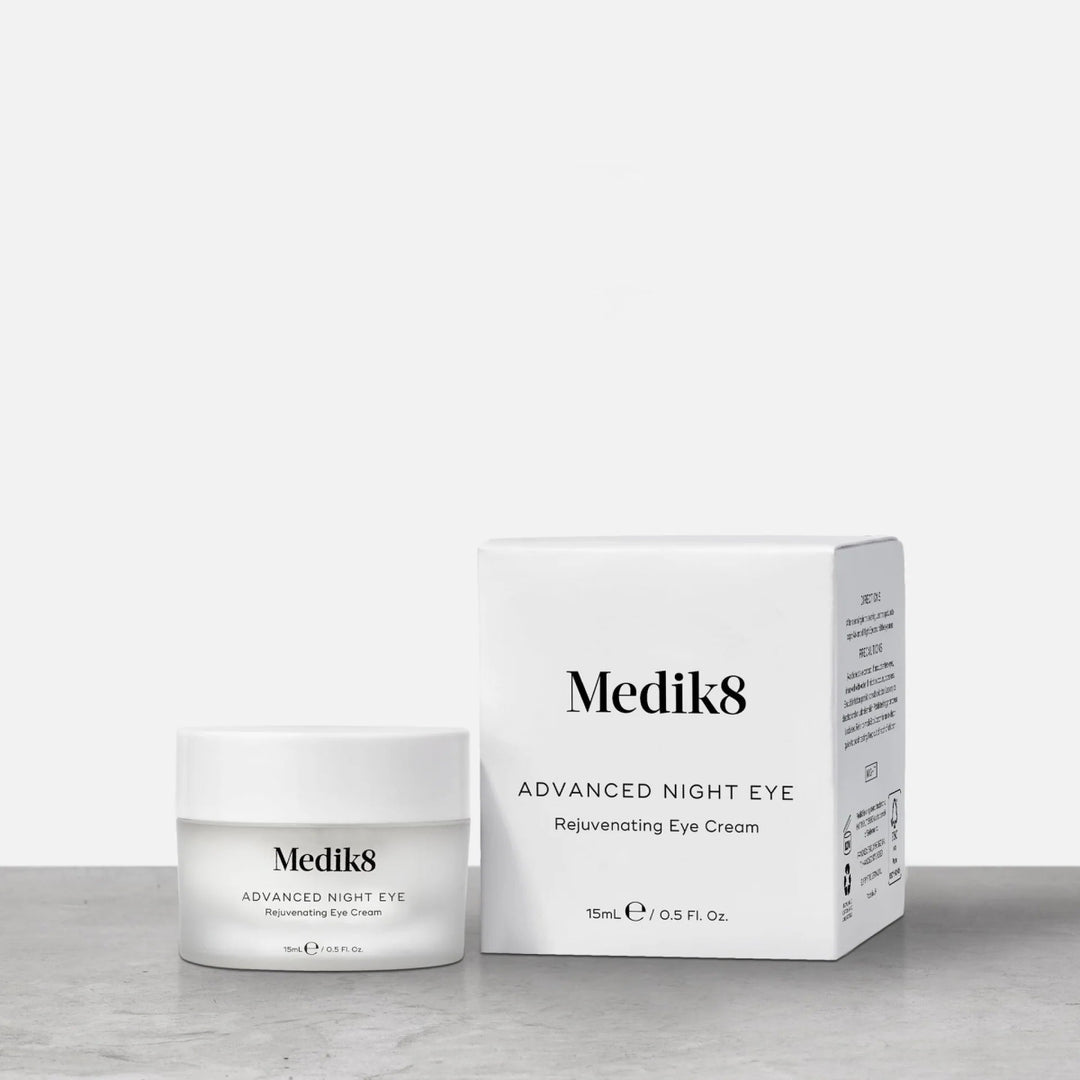 Medik8 Advanced Night Eye -tuotevisuaali, jossa näkyy tehokas silmänympärysvoide pakkauksessa